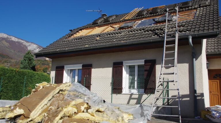 Couvreur Compiègne : les signes d&rsquo;une toiture endommagée